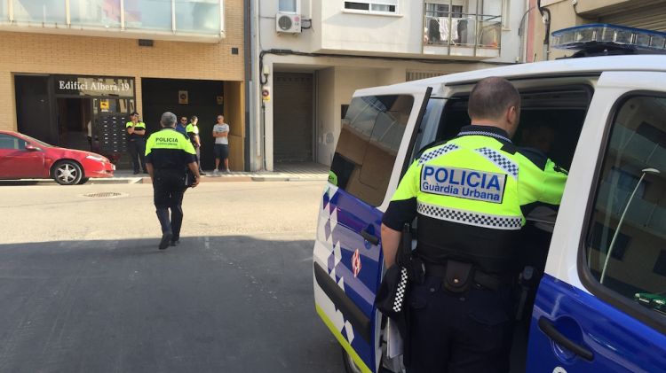 La Guàrdia Urbana de Figueres, al davant del bloc del carrer Albera