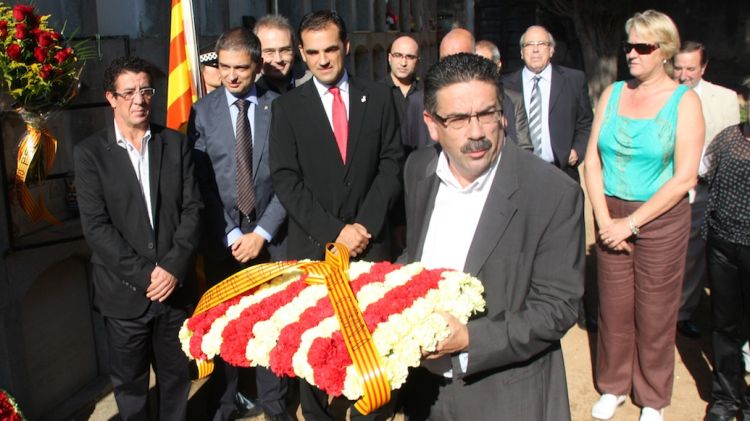 El president de la Diputació de Girona fent l'ofrena a la tomba.
