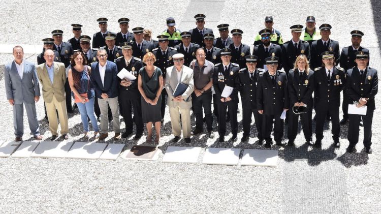 Grup d'autoritats i membres de la Guàrdia Urbana de Figueres, aquest matí © Aj. de Figueres