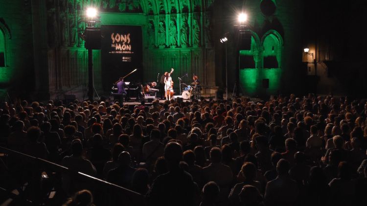 Andrea Motis i Joan Chamorro davant la Basílica de Castelló d'Empúries