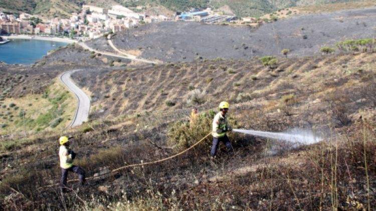 Bombers remullant la zona de l'incendi © ACN