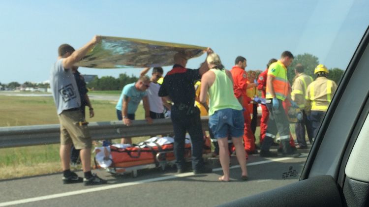 El SEM assistint al paracaigudista ferit a peu de carretera © Marc Estarriola