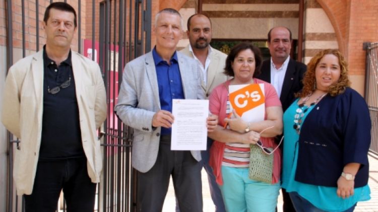 Ciutadans, davant la subdelegació del govern de l'Estat a Girona © ACN