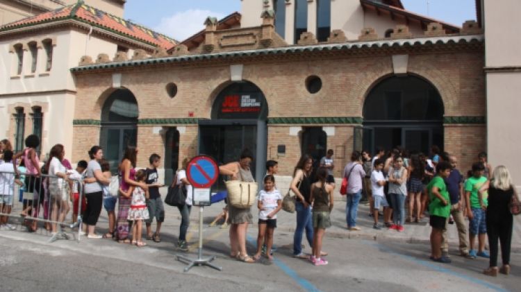 La gent fent cua davant la Casa Empordà © ACN