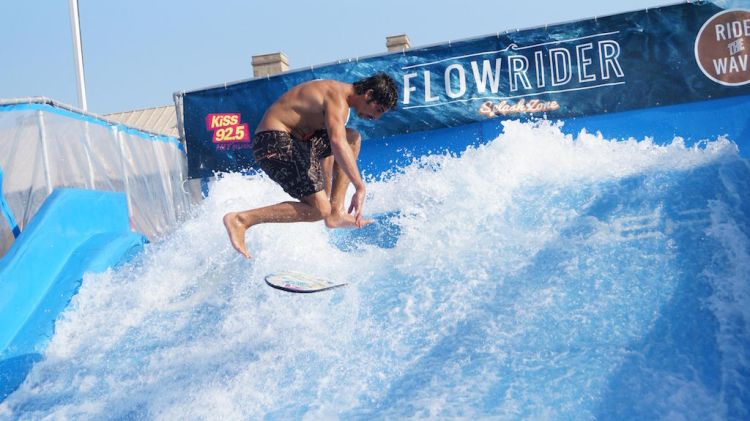 Un home practicant surf al FlowRider