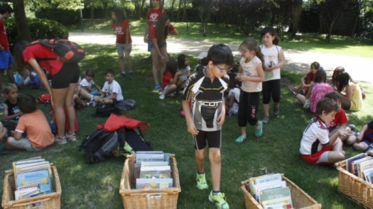 Un grup de nens llegint contes al Bibliollac de Puigcerdà © ACN