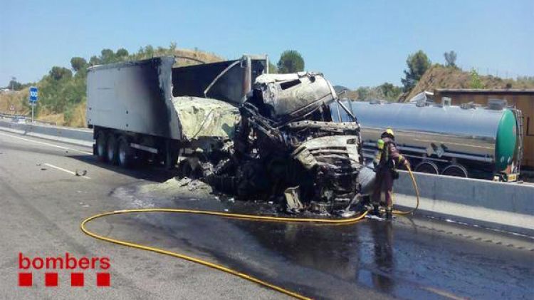 El camió completament calcinat ©  Bombers