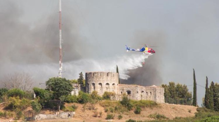 Un helicòpter intentant extingir les flames © Albert Ventura
