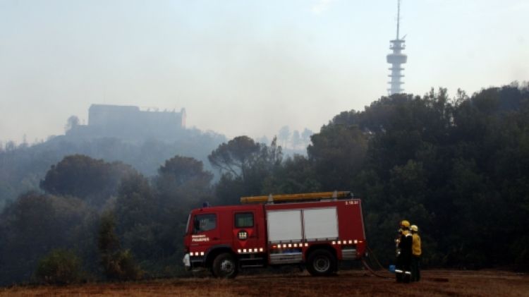 Un cotxe de bombers prop del pirulí © ACN