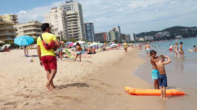 Un socorrista passejant per la platja