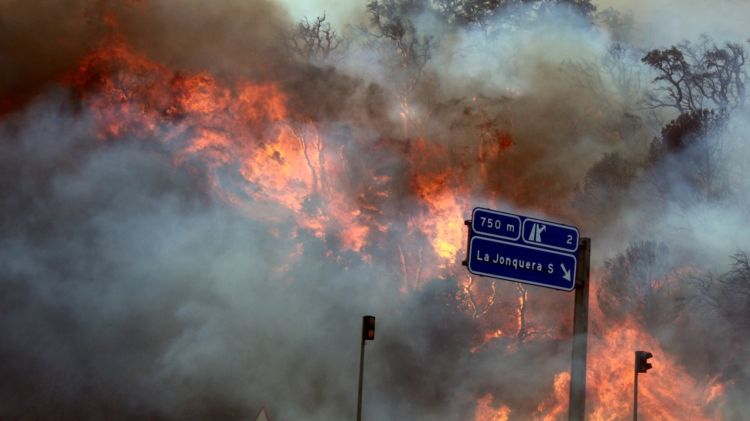 Les flames van envair l'Autopista a la Jonquera (arxiu) © Marina López