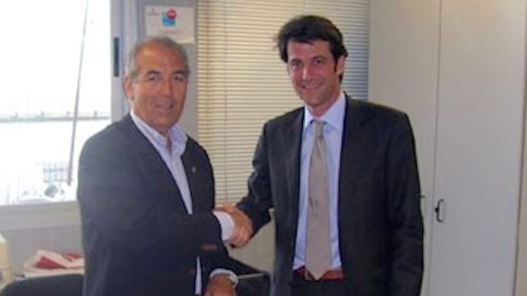 Jordi Sumarroca (dreta) en una adjudicació d'obra el 2008 (arxiu) © ACN