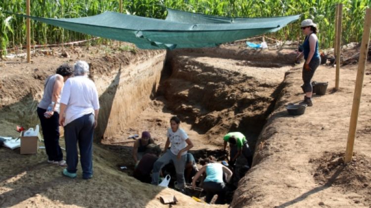 Una vintena d'arqueòlegs i estudiants han estat excavant durant tres setmanes © ACN