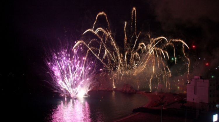 Un instant durant l'espectacle pirotècnic de l'empresa Valecea-Pir aquest dijous a la nit © ACN