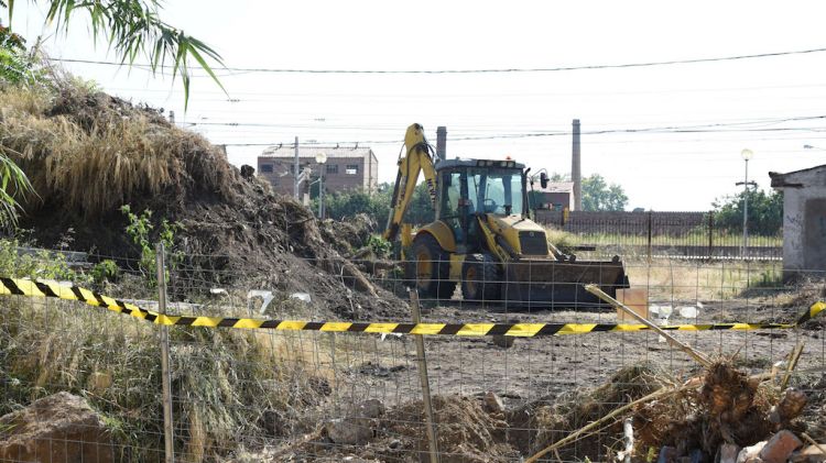 Una excavadora arrenjant l'exterior de l'estació © Aj. de Figueres