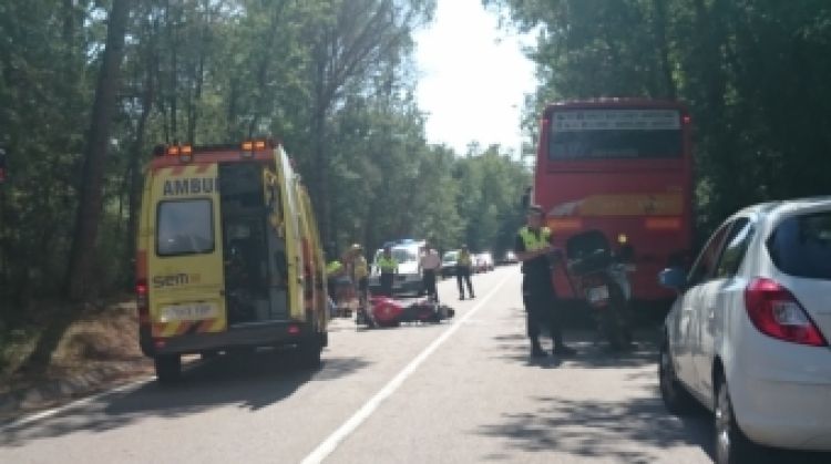 Efectius del SEM i dels Bombers treballen en l'accident de la GI-674 entre una moto i un autobús © ACN