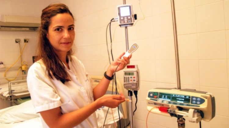 La doctora Pineda, anestesista, mostra el nou sistema a la sala de parts © ACN