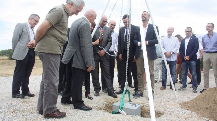 El moment que s'ha posat la primera pedra © M. Estarriola