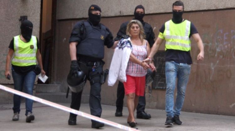 Els Mossos d'Esquadra s'enduen detinguda una dona al barri de Font de la Pólvora de Girona © ACN