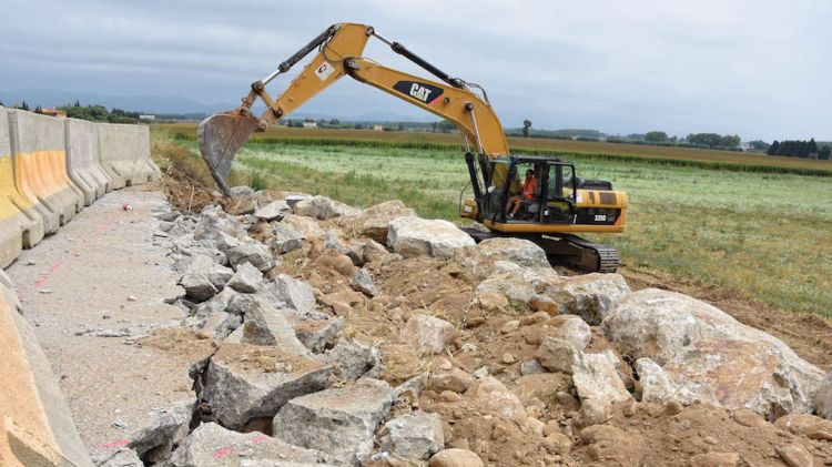 Una retroexcavadora treballant a la zona malmesa © Aj. de Figueres