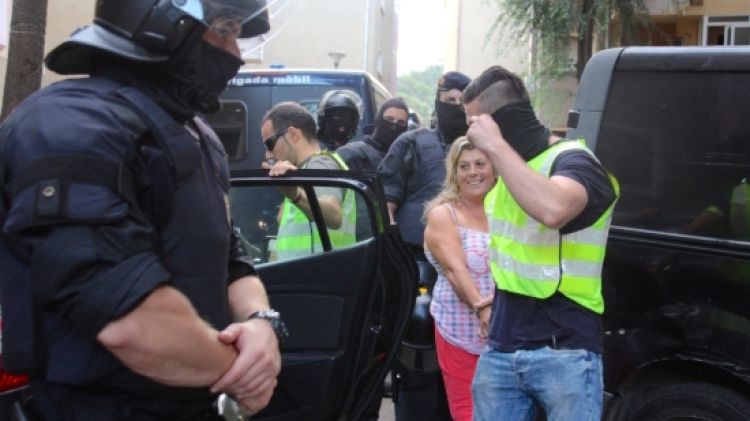 Una detinguda somriu als familiars quan se l'enduen els Mossos © ACN