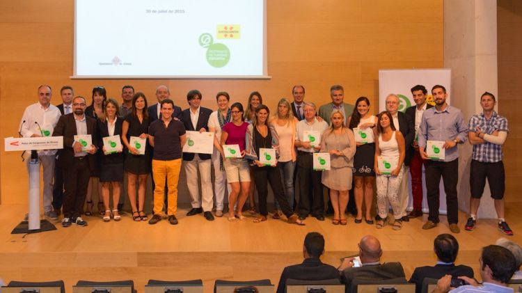 Respresentants dels comerços que han rebut la placa acreditativa © Aj. de Girona