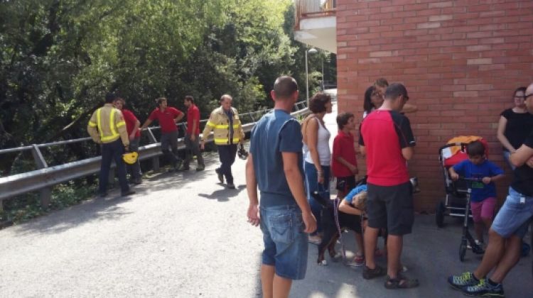 Els Bombers treballant al lloc on s'ha produït el despreniment per analitzar que els pisos més propers no corrin perill (arxiu)