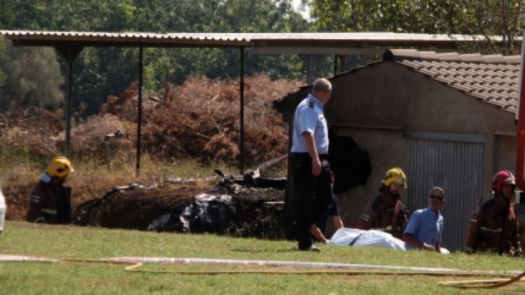 L'avioneta s'ha estavellat contra aquest cobert que hi ha al costat de l'aeròdrom © ACN