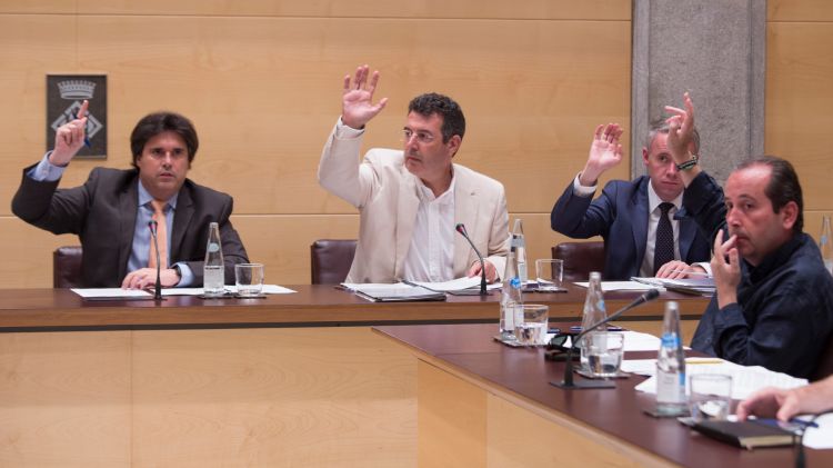 El president de la Diputació de Girona, Pere Vila (esquerra), durant el ple d'aquest agost © Diputació de Girona