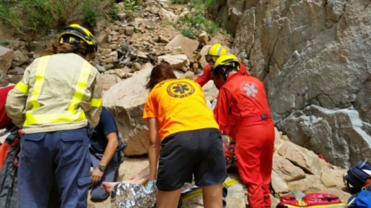 Els serveis d'emergència acaben de rescatar el ferit a la punta de Sa Boquera a Tossa de Mar © ACN