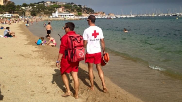 Socorristes de la Creu Roja a una platja © ACN