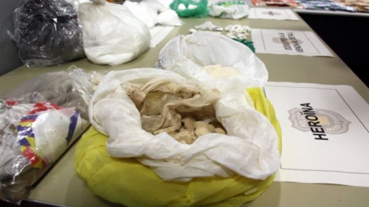 Els agents van localitzar diverses quantitats de cocaïna i heroïna preparada per a la venda © ACN