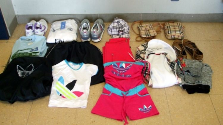 Part de les 1.800 peces de roba falsificada i complements intervinguts © ACN
