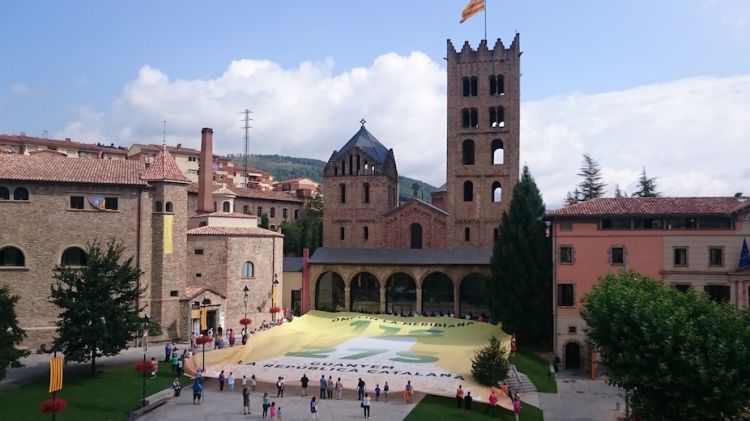 La pancarta davant del monestir de Ripoll