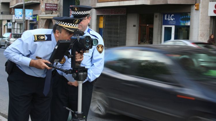 La Guàrdia Urbana de Figueres realitzant un control de velocitat a la ciutat (arxiu). M.Estarriola