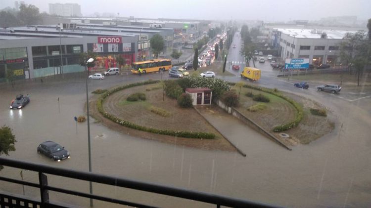 L'Avinguda Europa completament inundada amb cotxes atrapats © Elena Tabarés