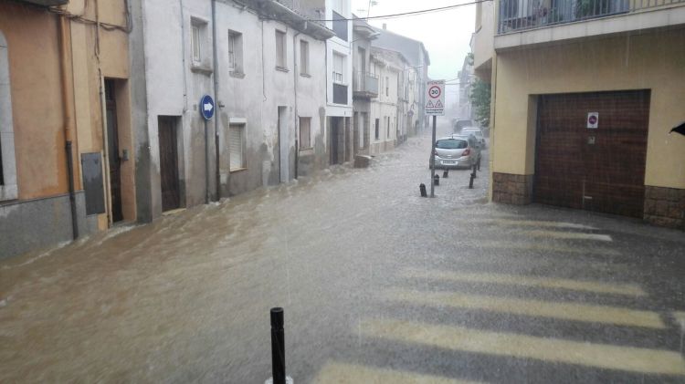 Un carrer de Santa Coloma de Farners completament negat