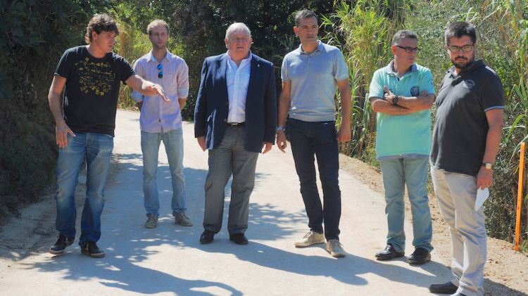 Membres de l'equip de govern i tècnics municipals inspeccionant els treballs