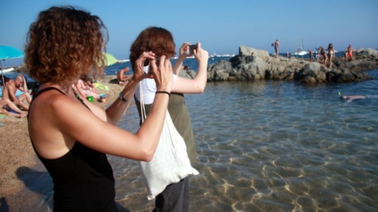 L'Íngrid Baraut i la Núria Puig fent fotografies del color del mar © ACN