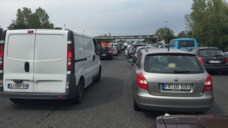 Els vehicles retinguts a l'autopista en la zona fronterea, aquesta tarda © ACN