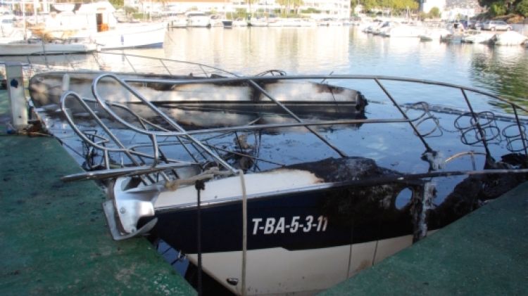 Les barques calcinades i enfonsades al port d'Aro de Platja d'Aro © ACN