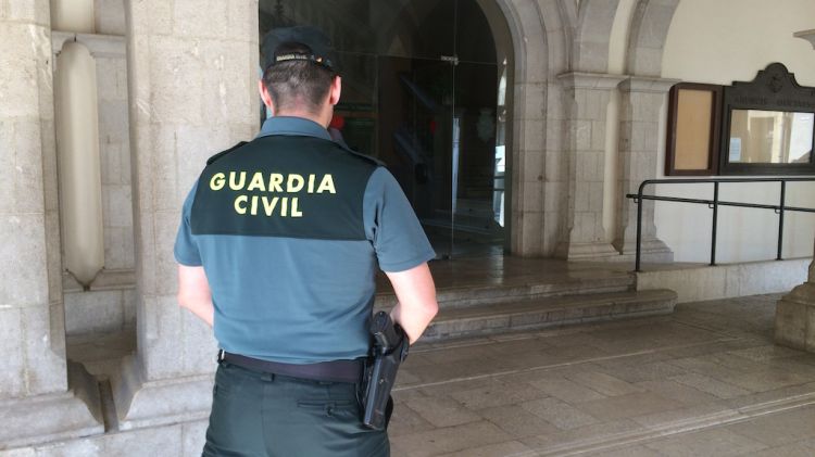 Un agent de la Guàrdia Civil custodiant l'entrada a l'Ajuntament de Figueres © M. Estarriola