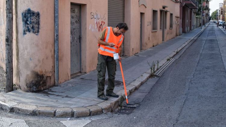 Un operari del consistori aplicant el producte anti larves © Aj. de Figueres