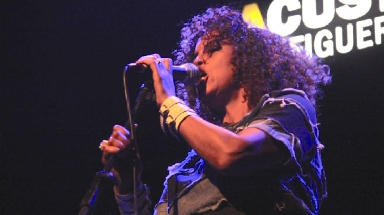 Neneh Cherry, ahir damunt l'escenari del Teatre Municipal el Jardí © ACN