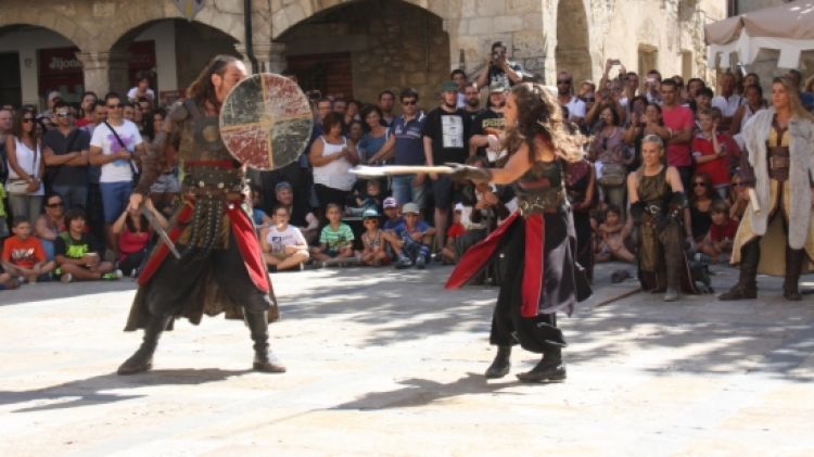 Lluita de cavallers a càrrec d'Excalibur a la Plaça de la Llibertat © ACN