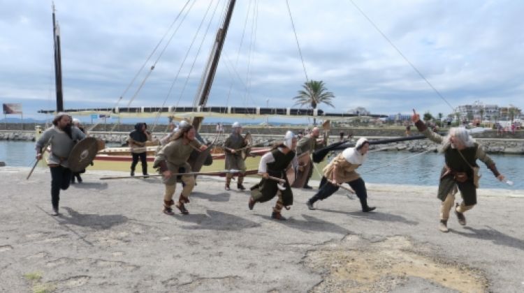 La ràtzia de pirates que aquest matí s'ha recreat a la Platja Petita d'Empuriabrava © ACN