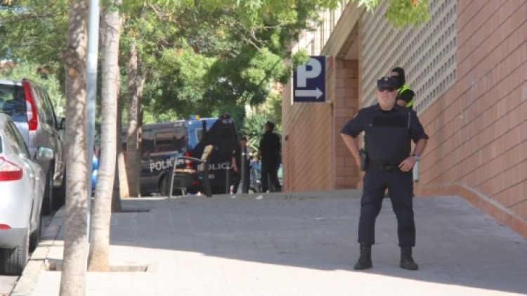 Dos agents de la policia espanyola durant el dispositiu a Figueres © ACN