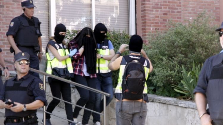 La detinguda sortint de l'edifici de Figueres on residia © ACN