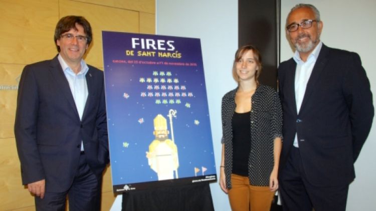 Els autors del cartell, Joan Codina i Gemma Moreno (a la dreta) i l'alcalde de Girona, Carles Puigdemont © ACN