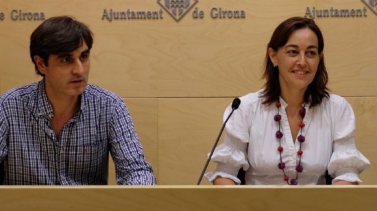 Sílvia Paneque i el regidor Manuel Martín, fent la valoració d'aquests primers 100 dies del govern © ACN